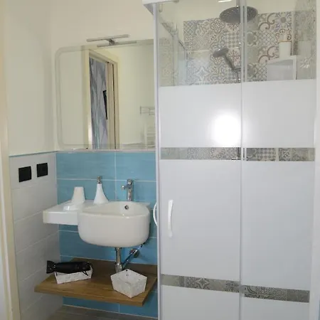 Oda ve Kahvaltı Lamarina 3*